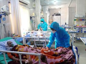 Corona-Patienten in einem indischen Krankenhaus werden durch Helfende der lokale Organisation CHAI versorgt. Foto: CHAI/Malteser International