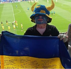 Yevhen mit seiner Ukraine-Fahne im Stadion. 