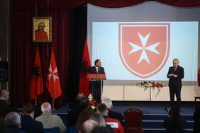 Der albanische Präsident Illir Meta hebt in seiner Rede die seit 26 Jahren geleistete Hilfe der Malteser für die Ärmsten der Gesellschaft hervor. Foto: Malteser Albanien