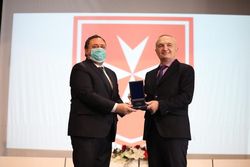 Der Geschäftsführer der albanischen Malteser Maranaj Marku erhält den Mutter Teresa-Orden aus den Händen von Präsident Illir Meta. 